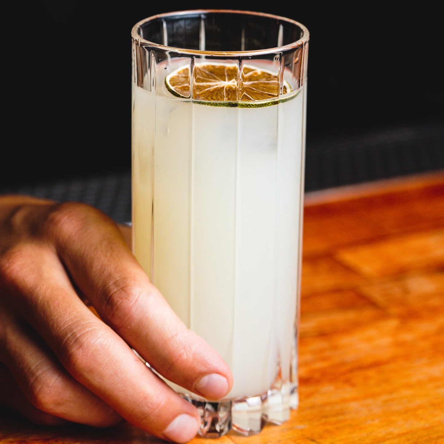 Absinthe de Pontarlier à consommer avec eau fraiche et glaçon. Garnish citron vert déshydraté