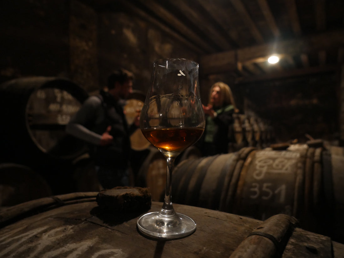 Verre de Cognac posé sur un fût dans une cave